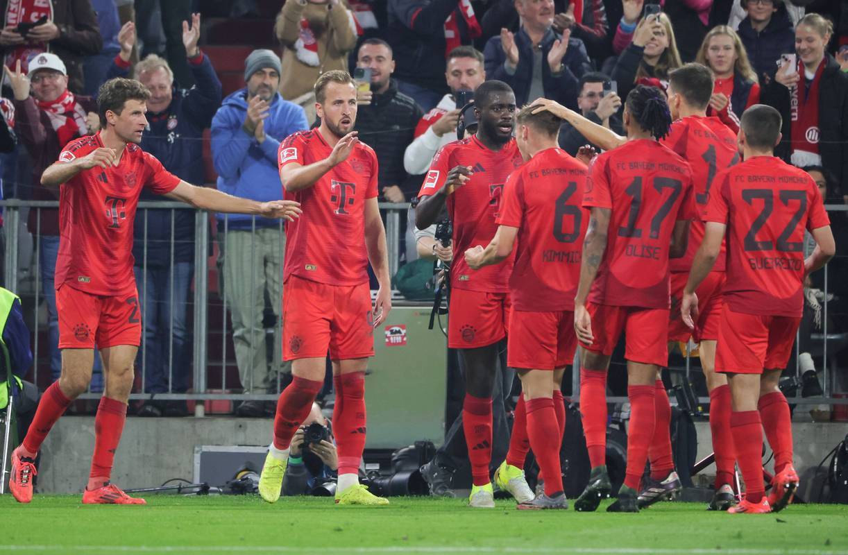 黑白体育-刷新纪录引发热议!,詹姆斯在拜仁比赛中大比分获胜气势如虹延续的简单介绍