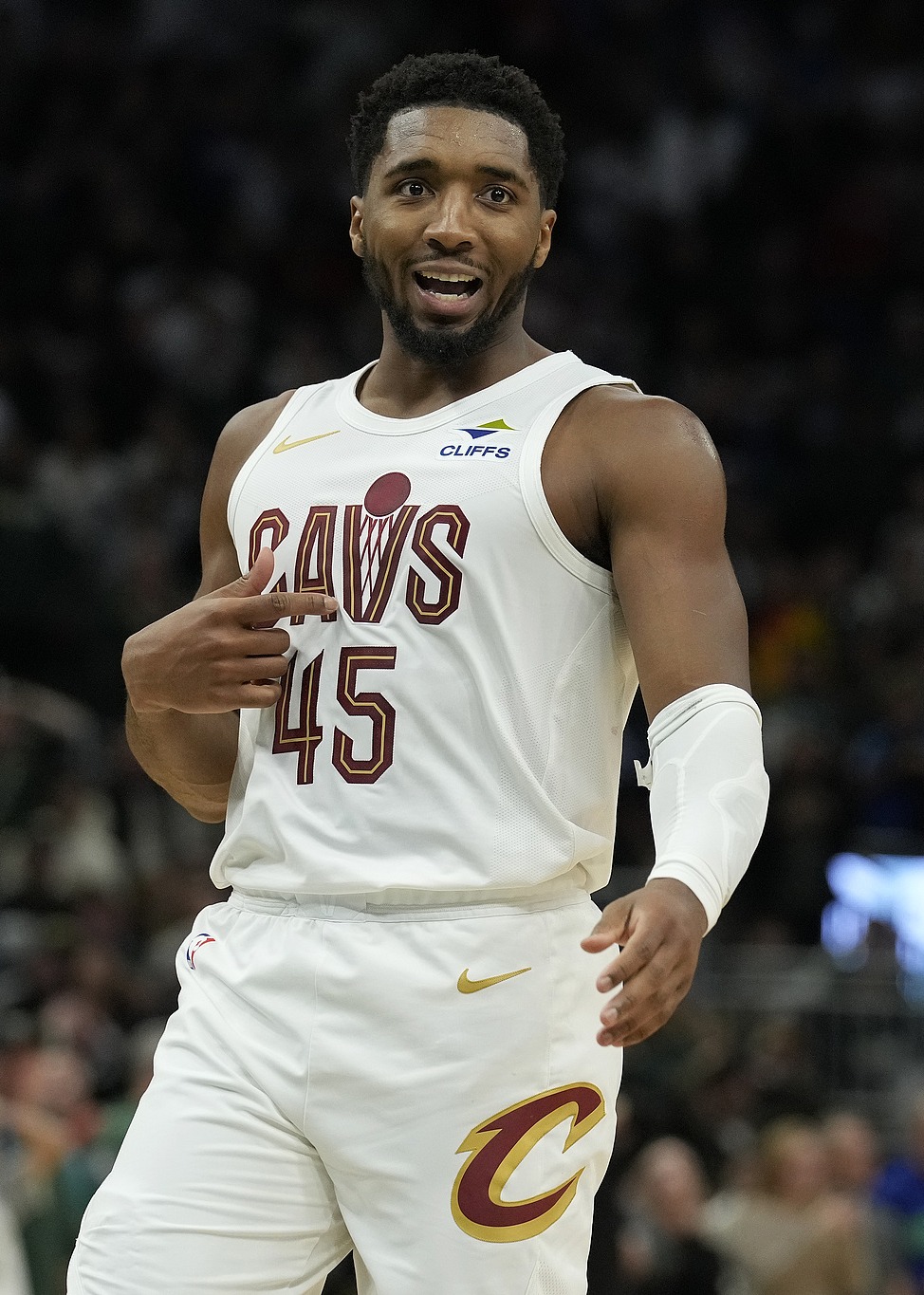 黑白体育-赛地聚焦——中超关键时刻热度飙升，密尔沃基雄鹿豪取连胜，质疑声仍在，临场指挥获称赞的简单介绍